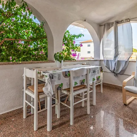 2 Bedroom Beautiful In Apartamento Premantura