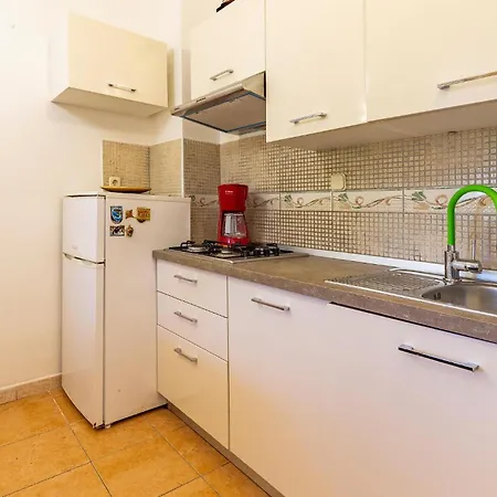 2 Bedroom Beautiful In Apartamento Premantura