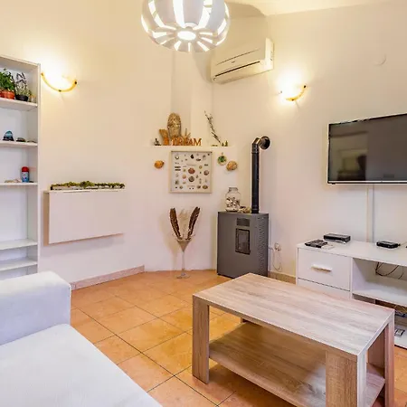 Apartament 2 Bedroom Beautiful In Premantura
