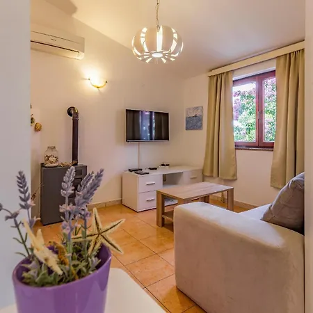 Apartament 2 Bedroom Beautiful In Premantura